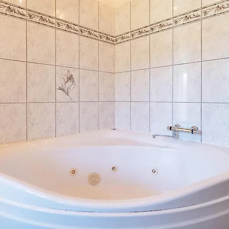 8 Person In Logstrup-by Traum Hjarbæk