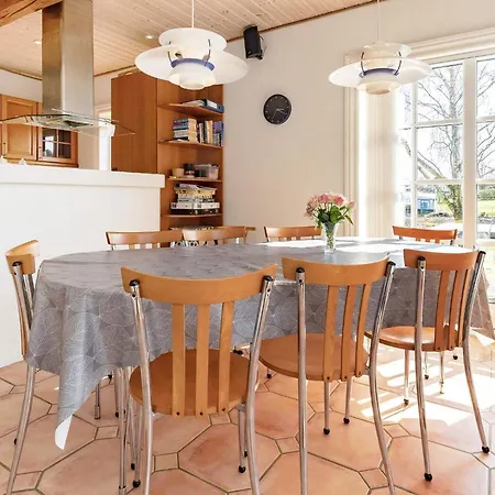 8 Person In Logstrup-by Traum